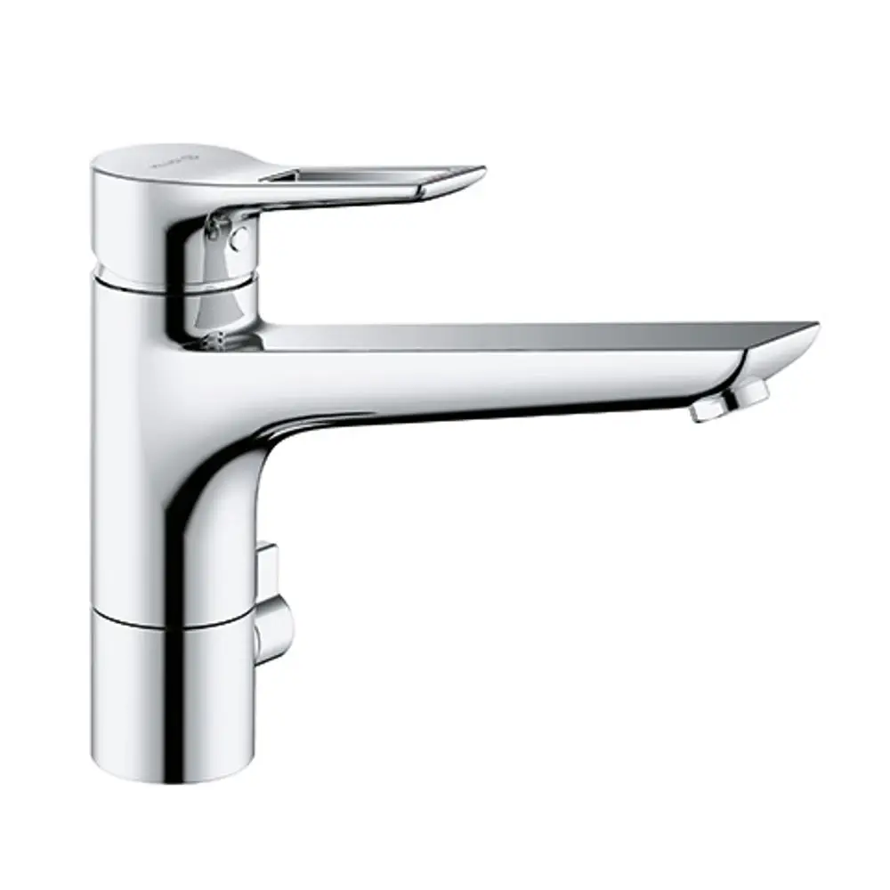 Chromfarbener Wasserhahn mit Bügelgriff von Kludi, geeignet für den Einsatz in Küchen oder Badezimmern. Klar strukturiertes Design mit langer Auslaufform.